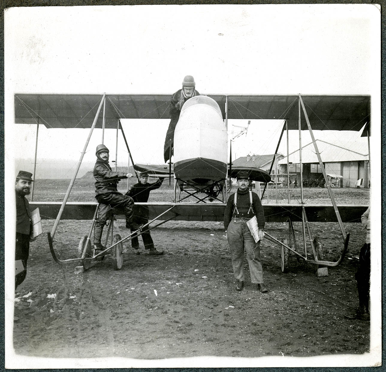 Belfort, Centre aéronautique militaire, Champ-de-Mars (Parc-à-Ballons), devant les hangars des aéroplanes, le 15 mars 1915.