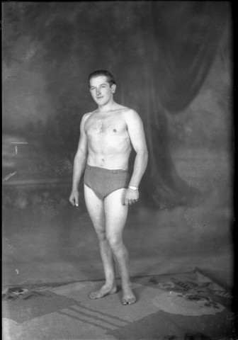 Un athlète torse et pieds nus prenant la pose : plaque de verre 13x18 cm.