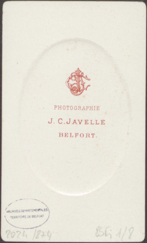 Officier du 42e régiment d'infanterie de ligne, épaulette à franges en graines d'épinard et contre-épaulette gauche, décoré de l'Ordre de la Légion d'Honneur (grade : chevalier ; Empire).