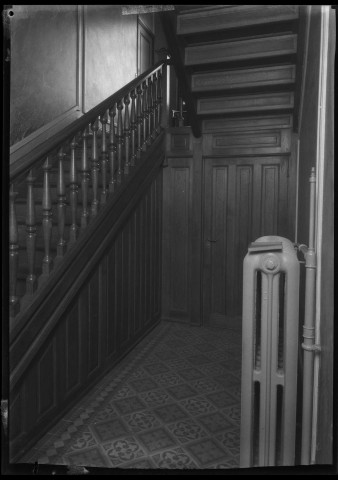 Escalier en bois avec habillage en bois sous l'escalier : négatif souple 12,6x17,6 cm.