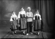 Portrait de quatre jeunes enfants en costumes folkloriques.