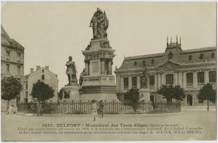 Belfort, monument des Trois Sièges (œuvre de Bartholdi), élevé par souscription nationale en 1912 à la mémoire du commandant Legrand, du général Lecourbe et du colonel Denfert, les défenseurs de la cité invaincue pendant les sièges de 1813-1814, 1815, 1870.