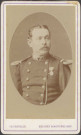 Officier d'infanterie de ligne, contre-épaulettes, décoré d'une distinction.