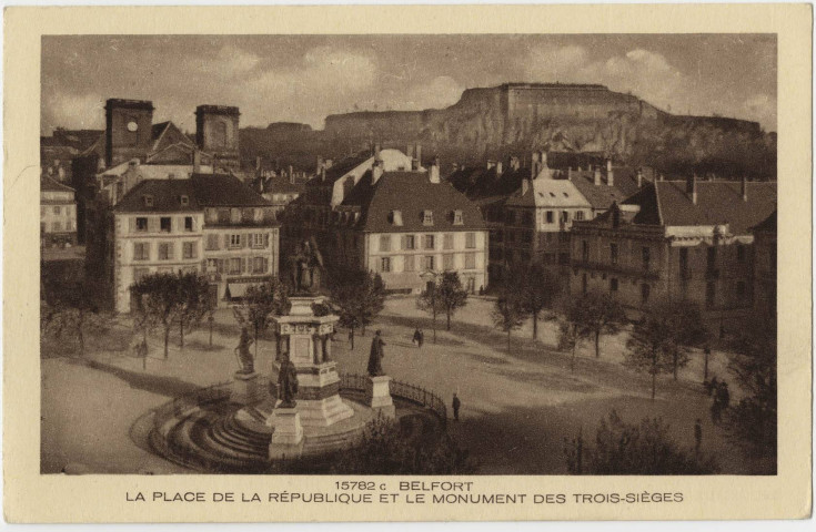 Belfort, la place de la République et le monument des Trois-Sièges.