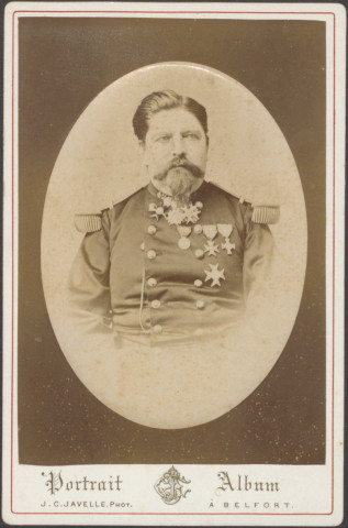 Général Jean Baptiste Philippe "Victor" Comte, (Bitche, 1825-Paris, 1889). Officier du 42e régiment d'infanterie de ligne, épaulettes à franges en graines d'épinard, décoré de l'Ordre de la Légion d'Honneur et 6 autres distinctions.