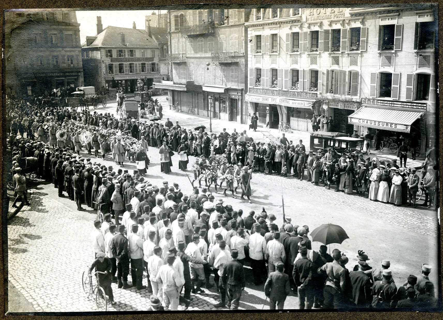 Belfort, place Corbis, les obsèques du sous-lieutenant Adolphe Pégoud, pilote, le 3 septembre 1915.