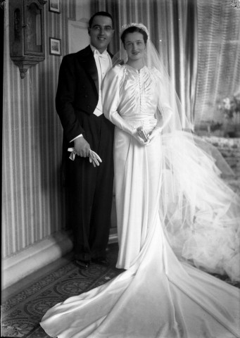 Couple de mariés souriant, posant debout dans un salon (même cliché que 51 Fi 520) : négatif souple 12,6x17,6 cm.