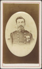 Officier du 42e régiment d'infanterie de ligne, épaulettes à franges souples, décoré de l'Ordre de la Légion d'Honneur (grade : chevalier ; République) et une autre distinction.