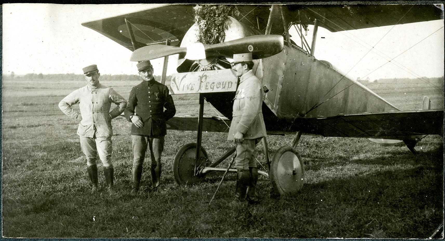 Fontaine, terrain aéronautique militaire, le sous-lieutenant Adolphe Pégoud et son avion Nieuport 10, le 11 juillet 1915.